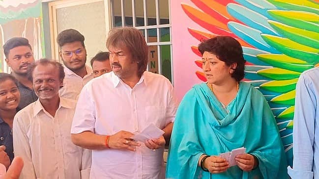 ಆನವಟ್ಟಿ ಸಮೀಪದ ಕುಬಟೂರು ಮತಗಟ್ಟೆಯಲ್ಲಿ ಸಚಿವ ಎಸ್‍.ಮಧು ಬಂಗಾರಪ್ಪ, ಪತ್ನಿ ಅನಿತಾ ಮಧುಬಂಗಾರಪ್ಪ ದಂಪತಿ ಸರತಿ ಸಾಲಿನಲ್ಲಿ ನಿಂತು ಮತದಾನ ಮಾಡಿದರು 