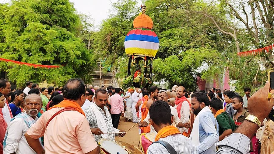 10ಕೆಟಿಆರ್ ಇಪಿ2 – ಕೊಟ್ಟೂರಿನ ಚಾನುಕೋಟಿಮಠದ ಮರುಳಸಿದ್ದೇಶ್ವರಸ್ವಾಮಿ ರಥೋತ್ಸವವು ಶುಕ್ರವಾರ ವಿಜೃಂಭಣೆಯಿಂದ ಜರುಗಿತು.