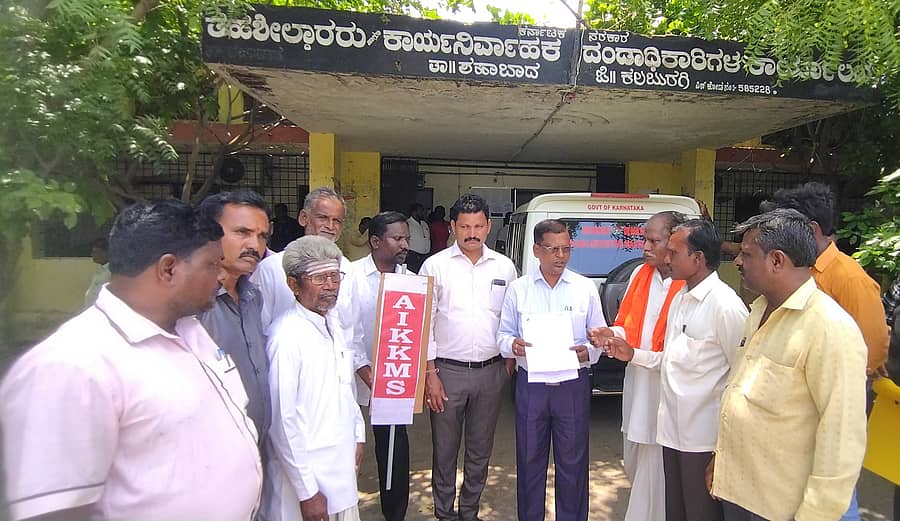 ವಿವಿಧ ಬೇಡಿಕೆಗಳಿಗೆ ಆಗ್ರಹಿಸಿ ಶಹಬಾದ್ ನಗರದ ತಹಶೀಲ್ದಾರ್ ಕಚೇರಿ ಎದುರು ರೈತ ಕೃಷಿ ಕಾರ್ಮಿಕ ಸಂಘಟನೆ ಪದಾಧಿಕಾರಿಗಳು ತಹಶೀಲ್ದಾರ್ ಮಲ್ಲಶೆಟ್ಟಿ ಚಿದ್ರೆ ಅವರಿಗೆ ಮನವಿ ಸಲ್ಲಿಸಿದರು