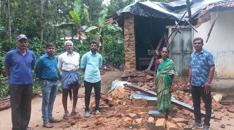 ಮೂಡಿಗೆರೆ ತಾಲ್ಲೂಕಿನ ಜಿ. ಹೊಸಳ್ಳಿಯಲ್ಲಿ ಮಳೆಯಿಂದ ಹಾನಿಯಾದ ಲಕ್ಷ್ಮಮ್ಮ ಎಂಬುವವರ ಮನೆಯನ್ನು ಕಂದಾಯ ಇಲಾಖೆ ಅಧಿಕಾರಿಗಳು ಪರಿಶೀಲಿಸಿದರು