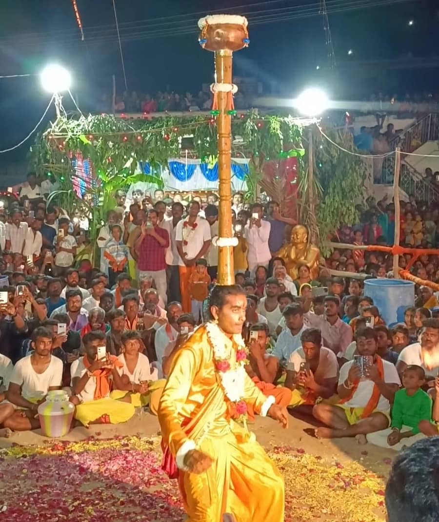 <div class="paragraphs"><p>ಮುಳಬಾಗಿಲು ನಗರದ ದ್ರೌಪದಮ್ಮ ದೇವಾಲಯದ ಮುಂದೆ ನಡೆದ ವಸಂತೋತ್ಸವದಲ್ಲಿ ಕರಗಧಾರಿ ನೃತ್ಯ ಪ್ರದರ್ಶಿಸಿದರು</p></div>