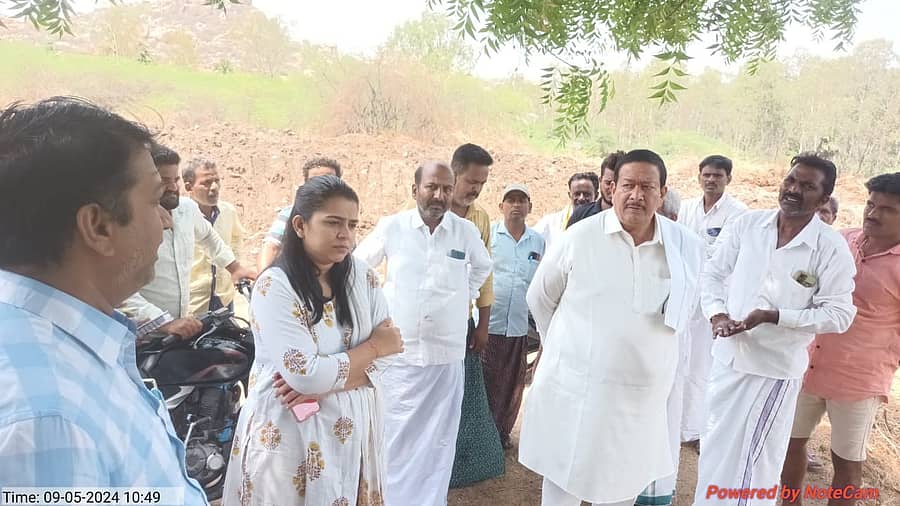 ಹೊಸಪೇಟೆ ತಾಲ್ಲೂಕಿನ ಬುಕ್ಕಸಾಗರ ಪ್ರದೇಶದಲ್ಲಿ ಗಾಳಿಮಳೆಯಿಂದ ಹಾನಿಗೊಂಡ ಬಾಳೆ ತೋಟಗಳನ್ನು ಶಾಸಕ ಎಚ್.ಆರ್.ಗವಿಯಪ್ಪ, ತಹಶೀಲ್ದಾರ್ ಶ್ರುತಿ ಪರಿಶೀಲಿಸಿದರು