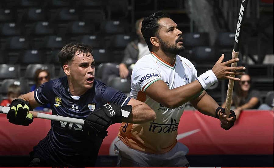 ಭಾರತ ತಂಡದ ನಾಯಕ ಹರ್ಮನ್‌ಪ್ರೀತ್‌ ಸಿಂಗ್‌ (ಬಲ) ಆಟದ ವೈಖರಿ –ಎಕ್ಸ್‌ ಚಿತ್ರ