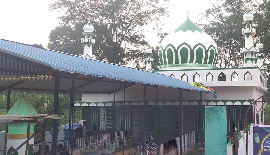 ನರಸಿಂಹರಾಜಪುರದ ಪ್ರವಾಸಿ ಮಂದಿರದ ಬಳಿಯಿರುವ ಸೈಯದ್ ಹಯಾತ್ ಷಾವಲಿ ಅವರ ದರ್ಗಾ