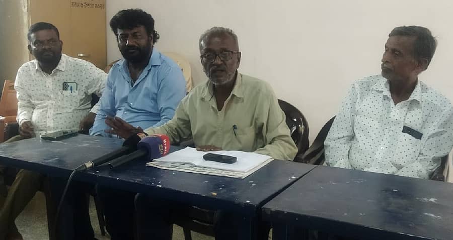 ಕೋಲಾರದಲ್ಲಿ ಭಾನುವಾರ ಸುದ್ದಿಗೋಷ್ಠಿಯಲ್ಲಿ ಸಾಹಿತಿ ಕೋಟಿಗಾನಹಳ್ಳಿ ರಾಮಯ್ಯ ಮಾತನಾಡಿದರು