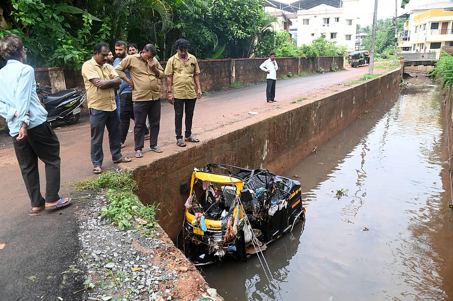 ಮಂಗಳೂರಿನ ಶುಕ್ರವಾರ ರಾತ್ರಿ ಸುರಿದ ಮಳೆಗೆ ಅಬ್ಬಕ್ಕ ನಗರದಲ್ಲಿ ಕಾಲುವೆಗೆ ಬಿದ್ದು ಹಾನಿಗೊಳಗಾದ ಆಟೊರಿಕ್ಷಾವನ್ನು ಇತರ ರಿಕ್ಷಾ ಚಾಲಕರು ಶನಿವಾರ ವೀಕ್ಷಿಸಿದರು – ಪ್ರಜಾವಾಣಿ ಚಿತ್ರ 