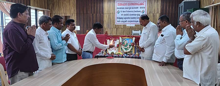 ಬ್ಯಾಡಗಿ ಪಟ್ಟಣದ ತಹಶೀಲ್ದಾರ್‌ ಕಚೇರಿಯಲ್ಲಿ ಜಗಜ್ಯೋತಿ ಬಸವೇಶ್ವರ ಮತ್ತು ಶಿವಶರಣೆ ಹೇಮರೆಡ್ಡಿ ಮಲ್ಲಮ್ಮ ಅವರ ಜಯಂತಿ ಅಂಗವಾಗಿ ಭಾವಚಿತ್ರಗಳಿಗೆ ತಹಶೀಲ್ದಾರ್‌ ಪಟ್ಟರಾಜಗೌಡ್ರ ಪುಷ್ಪನಮನ ಸಲ್ಲಿಸಿದರು 