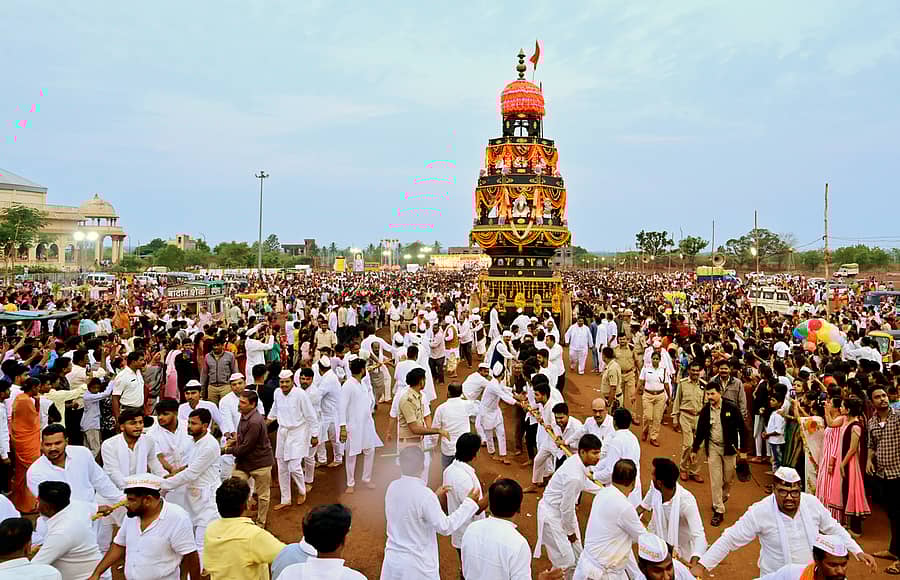 ಬಸವಕಲ್ಯಾಣದಲ್ಲಿ ಸೋಮವಾರ ಬೆಳಿಗ್ಗೆ ಬಸವೇಶ್ವರ ಜಾತ್ರೆ ಅಂಗವಾಗಿ ತೇರು ಎಳೆಯಲಾಯಿತು