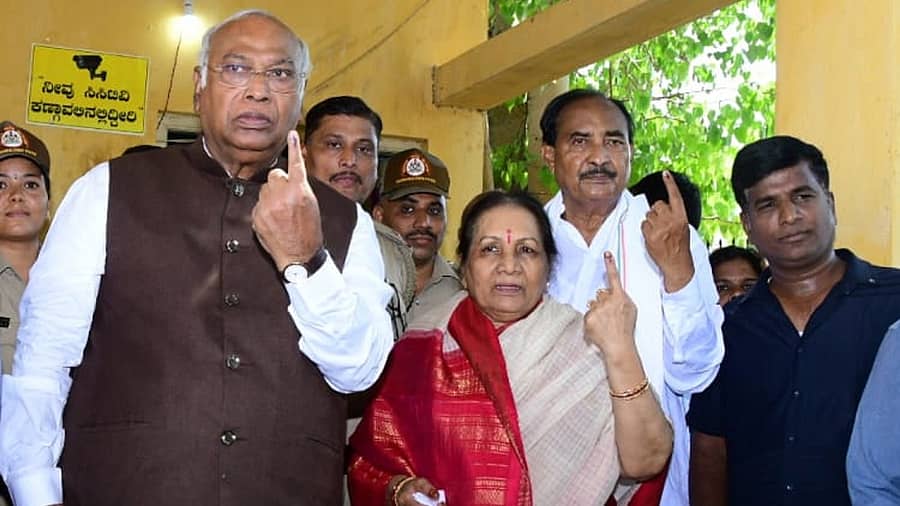 <div class="paragraphs"><p>ಕಲಬುರಗಿಯಲ್ಲಿ ಮಂಗಳವಾರ ಎಐಸಿಸಿ ಅಧ್ಯಕ್ಷ ಮಲ್ಲಿಕಾರ್ಜುನ ಖರ್ಗೆ, ಪತ್ನಿ ರಾಧಾಬಾಯಿ ಖರ್ಗೆ, ಶಾಸಕ ಅಲ್ಲಪ್ರಭು ಪಾಟೀಲ ಮತದಾನದ ಬಳಿಕ ಕೈಬೆರಳಿಗೆ ಶಾಹಿ ಗುರುತು ಹಾಕಿರುವುದನ್ನು ಪ್ರದರ್ಶಿಸಿದರು</p></div>