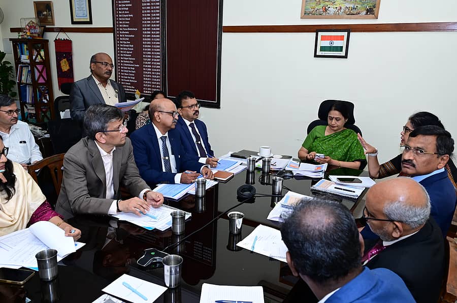 ಬೆಂಗಳೂರಿನ ವಿಧಾನ ಸೌಧದ ಸಭಾಂಗಣದಲ್ಲಿ ಇತ್ತೀಚೆಗೆ ರಾಜ್ಯಮಟ್ಟದ ಬ್ಯಾಂಕರ್ಗಳ ಸಮಿತಿಯ ಸಭೆ ನಡೆಯಿತು. ಹೆಚ್ಚುವರಿ ಮುಖ್ಯ ಕಾರ್ಯದರ್ಶಿ ಶಾಲಿನಿ ರಜನೀಶ್ ಹಾಗೂ ಬ್ಯಾಂಕ್ ಅಧಿಕಾರಿಗಳು ಹಾಜರಿದ್ದರು