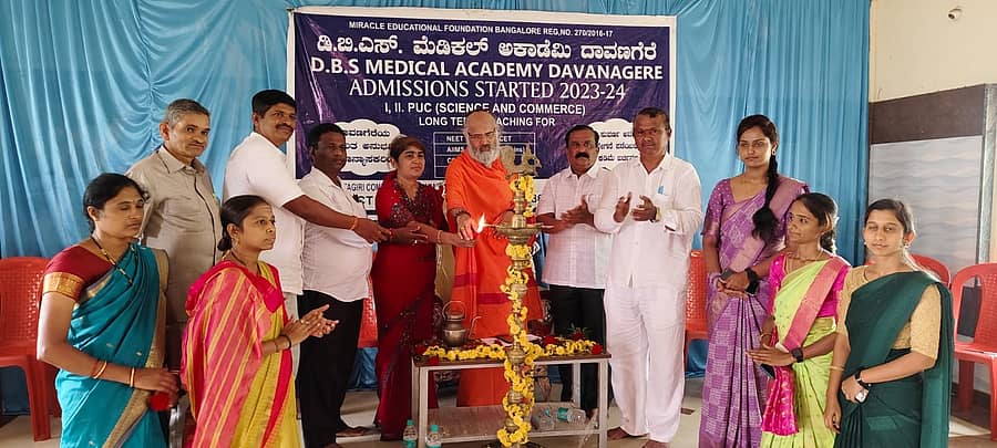 ರಾಣೆಬೆನ್ನೂರಿನ ಪಟ್ಟಣಶೆಟ್ಟಿಓಣಿಯ ಆವರಗೊಳ್ಳ ಗುರುಕಾರುಣ್ಯ ಮಂದಿರದಲ್ಲಿ ನಡೆದ ಎಸ್ಎಸ್ಎಲ್ಸಿ ಪಠ್ಯಕ್ರಮದ ಪೂರ್ವಭಾವಿ ಬೋಧನೆ ಕಾರ್ಯಾಗಾರದ ವಿದ್ಯಾರ್ಥಿಗಳ ಬೀಳ್ಕೊಡುವ ಸಮಾರಂಭವನ್ನು ಜೆಡಿಎಸ್ ಮುಖಂಡ ಮಂಜುನಾಥ ಗೌಡಶಿವಣ್ಣವರ ಉದ್ಘಾಟಿಸಿದರು