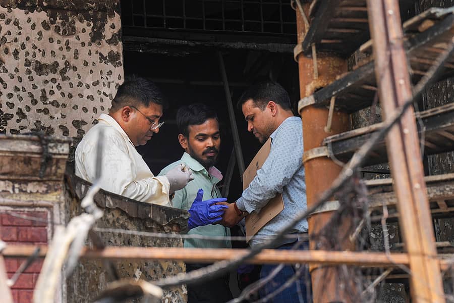 <div class="paragraphs"><p>ಅಗ್ನಿ ಅವಘಡ ಸಂಭವಿಸಿದ ಪೂರ್ವ ದೆಹಲಿಯ ವಿವೇಕ ವಿಹಾರದಲ್ಲಿರುವ ಮಕ್ಕಳ ಆಸ್ಪತ್ರೆಗೆ ಸೋಮವಾರ ಭೇಟಿ ನೀಡಿದ ವಿಧಿ ವಿಜ್ಞಾನ ಪ್ರಯೋಗಾಲಯದ ತಂಡವು ತನಿಖೆ ಕೈಗೊಂಡಿತು </p></div>