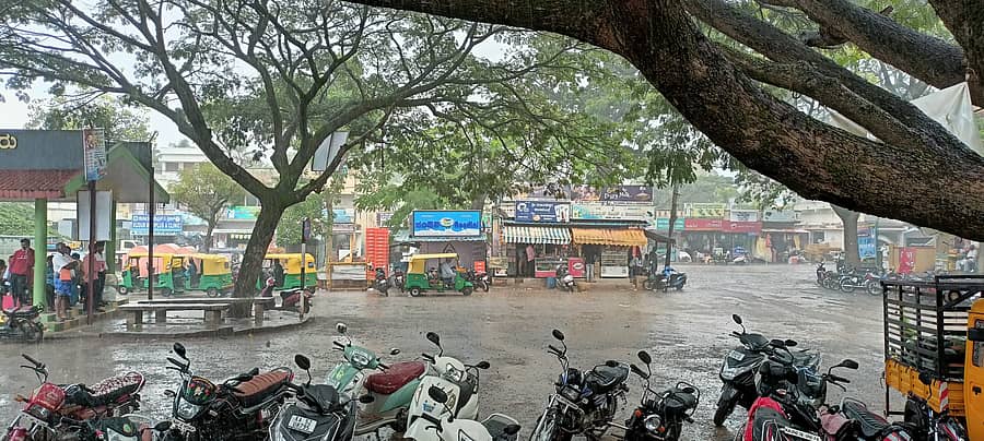 ಕುದೂರು ಪಟ್ಟಣದಲ್ಲಿ ಬುಧವಾರ ಸಂಜೆ ಸಾಧಾರಣ ಮಳೆ ಸುರಿಯಿತು