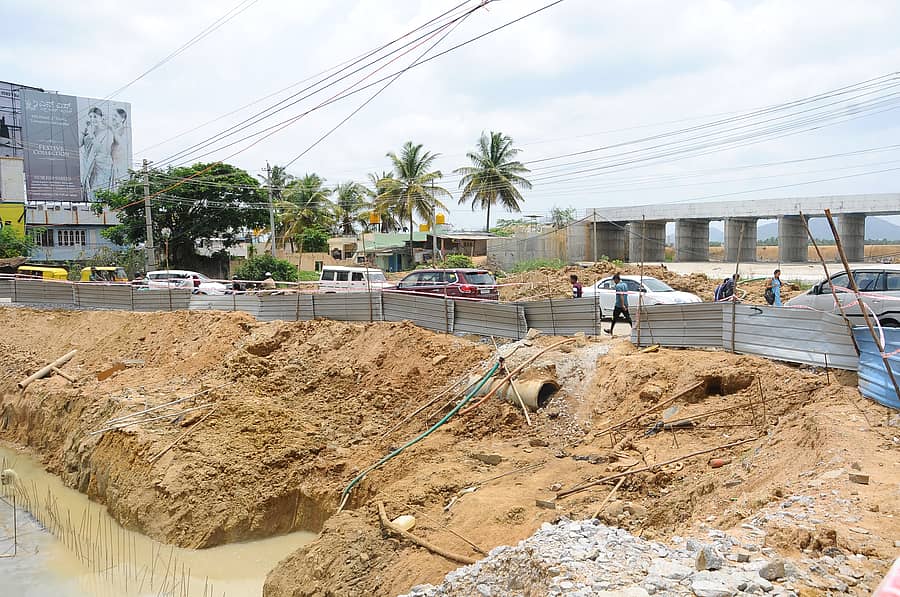 ತುಮಕೂರಿನ ಅಮಾನಿಕೆರೆ ಕೋಡಿ ಹಳ್ಳದಲ್ಲಿ ತಾತ್ಕಾಲಿಕವಾಗಿ ನಿರ್ಮಿಸಿರುವ ರಸ್ತೆ