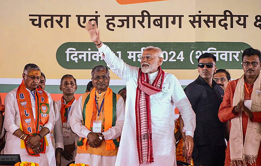 ಜಾರ್ಖಂಡ್‌ನ ಚತ್ರಾದಲ್ಲಿ ಲೋಕಸಭಾ ಚುನಾವಣೆಯ ಚುನಾವಣಾ ಪ್ರಚಾರ ಸಭೆಯಲ್ಲಿ ಪಾಲ್ಗೊಂಡಿದ್ದ ಪ್ರಧಾನಿ ನರೇಂದ್ರ ಮೋದಿ ಅವರು ಬೆಂಬಲಿಗರತ್ತ ಕೈ ಬೀಸಿದರು–ಪಿಟಿಐ ಚಿತ್ರ