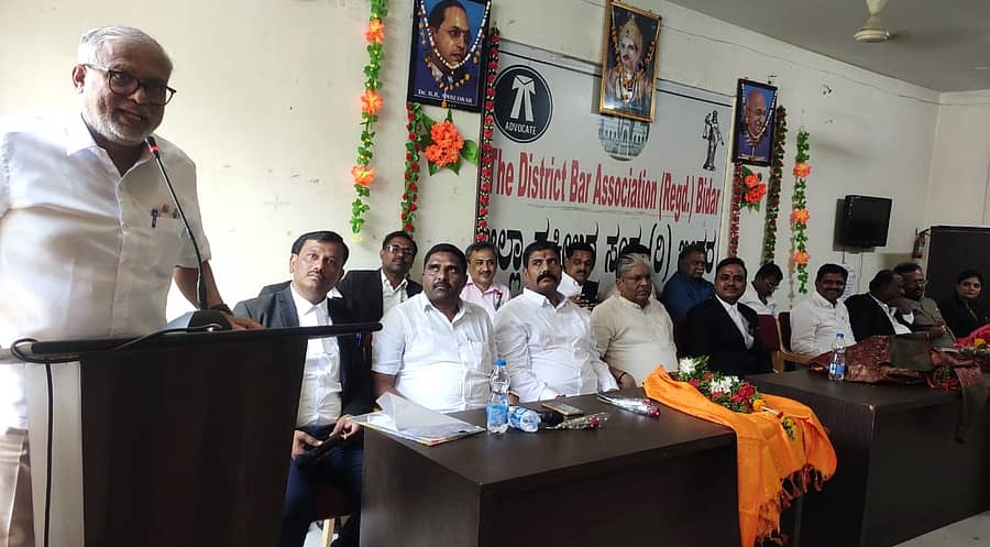 ಬೀದರ್ನ ಜಿಲ್ಲಾ ವಕೀಲರ ಸಂಘದ ಕಚೇರಿಯಲ್ಲಿ ಮಂಗಳವಾರ ಏರ್ಪಡಿಸಿದ್ದ ಪ್ರಚಾರ ಸಭೆಯಲ್ಲಿ ಶಾಸಕ ಎಸ್. ಸುರೇಶಕುಮಾರ ಮಾತನಾಡಿದರು