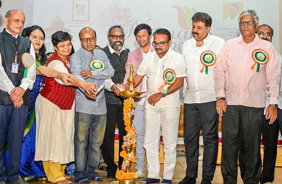 ಕಲಬುರಗಿಯ ಪಿಡಿಎ ಕಾಲೇಜಿನಲ್ಲಿ ಗುರುವಾರ ನಡೆದ ತಾಂತ್ರಿಕ-ಸಾಂಸ್ಕೃತಿಕ ಉತ್ಸವವನ್ನು ಪ್ರಾಧ್ಯಾಪಕಿ ಶುಭಾಂಗಿನಿ, ನೀಲಿಮಾ ಮಿಶ್ರಾ, ಚಿನ್ನಯ್ಯ ಮಠ್, ಪ್ರದೀಪ್ ಕಲ್ಲೂರ್, ಅಭಿಷೇಕ ಗೀತೆ, ಶಶಿಲ್‌ ಜಿ. ನಮೊಶಿ, ರಾಜಾ ಭೀಮಳ್ಳಿ ಉದ್ಘಾಟಿಸಿದರು –ಪ್ರಜಾವಾಣಿ ಚಿತ್ರ