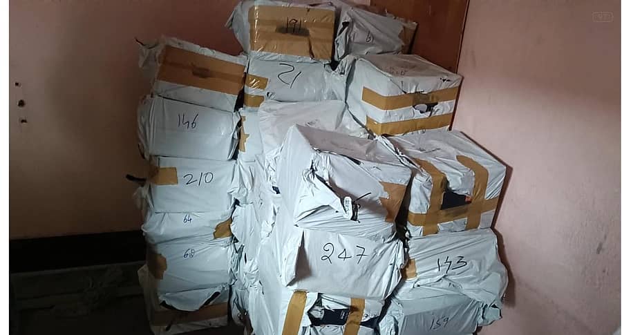 <div class="paragraphs"><p>ದೇವನಹಳ್ಳಿ ಡಿಟಿಡಿಸಿ ಕೊರಿಯರ್ ಕಚೇರಿಯಲ್ಲಿ ವಶಕ್ಕೆ ಪಡೆದ ಉಡುಗೊರೆ ಬಾಕ್ಸ್</p></div>