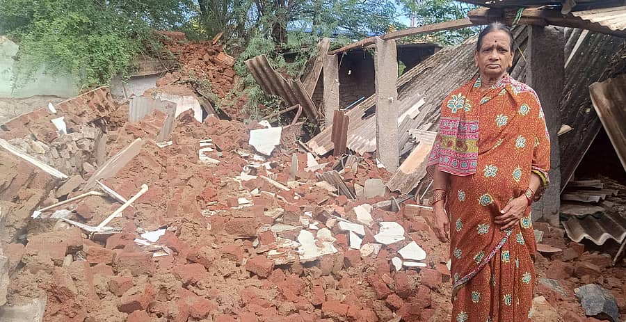 ಹೊಳಲ್ಕೆರೆಯಲ್ಲಿ ಸೋಮವಾರ ರಾತ್ರಿ ಸುರಿದ ಮಳೆಯಿಂದ 9 ನೇ ವಾರ್ಡ್ ನ ಯಾದವ ಬೀದಿಯ ಜಯಮ್ಮ ಅವರ ಮನೆಯ ಗೋಡೆ ಕುಸಿದಿದೆ.