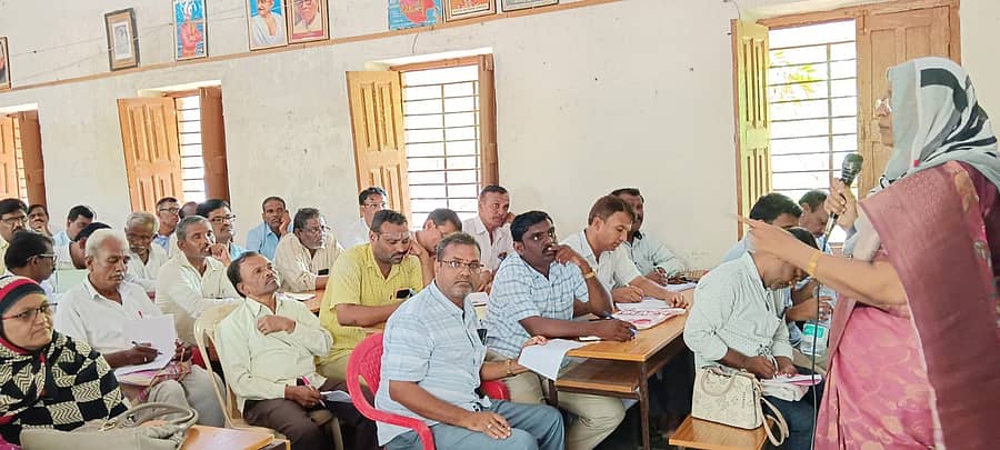 ಶಹಾಪುರ ನಗರದ ಸರ್ಕಾರಿ ಬಾಲಕರ ಪ್ರೌಢಶಾಲೆಯಲ್ಲಿ ಸೋಮವಾರ ತಾಲ್ಲೂಕಿನ ಮುಖ್ಯಗುರುಗಳ ಸಭೆ ನಡೆಸಿದ ಬಿಇಒ ಜಾಹೇದಾ ಬೇಗಂ