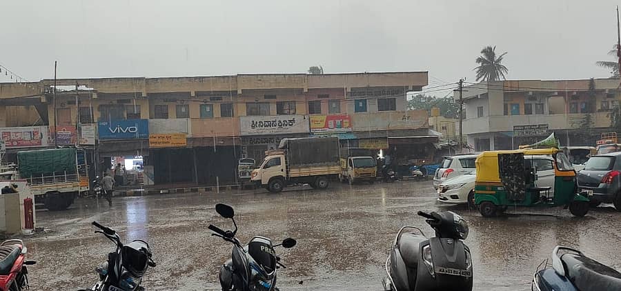 ಹೊಸಕೋಟೆಯಲ್ಲಿ ಸುರಿದ ಮಳೆ ದೃಶ್ಯ