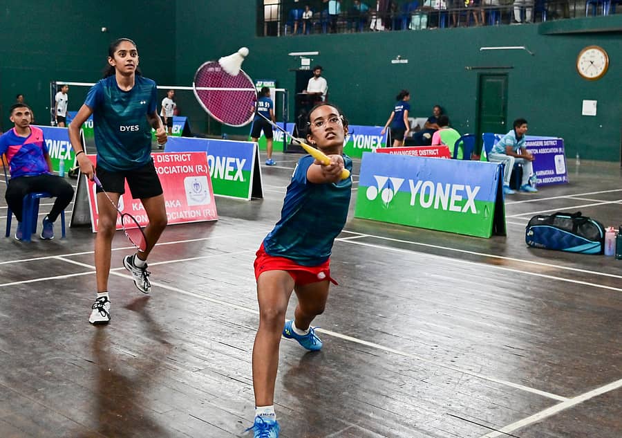 ಬಾಲಕಿಯರ ಡಬಲ್ಸ್ ವಿಭಾಗದ ಪಂದ್ಯದಲ್ಲಿ ಗೆದ್ದ ಬಿ.ಇಶಿಕಾ ಮತ್ತು ಲಕ್ಷ್ಯ ರಾಜೇಶ್ ಅವರ ಆಟದ ವೈಖರಿ –ಪ್ರಜಾವಾಣಿ ಚಿತ್ರ/ಸತೀಶ್ ಬಡಿಗೇರ್