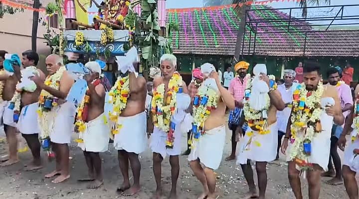 ಕೆ.ಆರ್.ಪೇಟೆ ಪಟ್ಟಣದ ಪುರಸಭೆ ವ್ಯಾಪ್ತಿಯ ಹೊಸಹೊಳಲು ಗ್ರಾಮದಲ್ಲಿ ರಂಗದ ಹಬ್ಬದ ಅಂಗವಾಗಿ ರಂಗದ ಕುಣಿತ ನಡೆಯಿತು