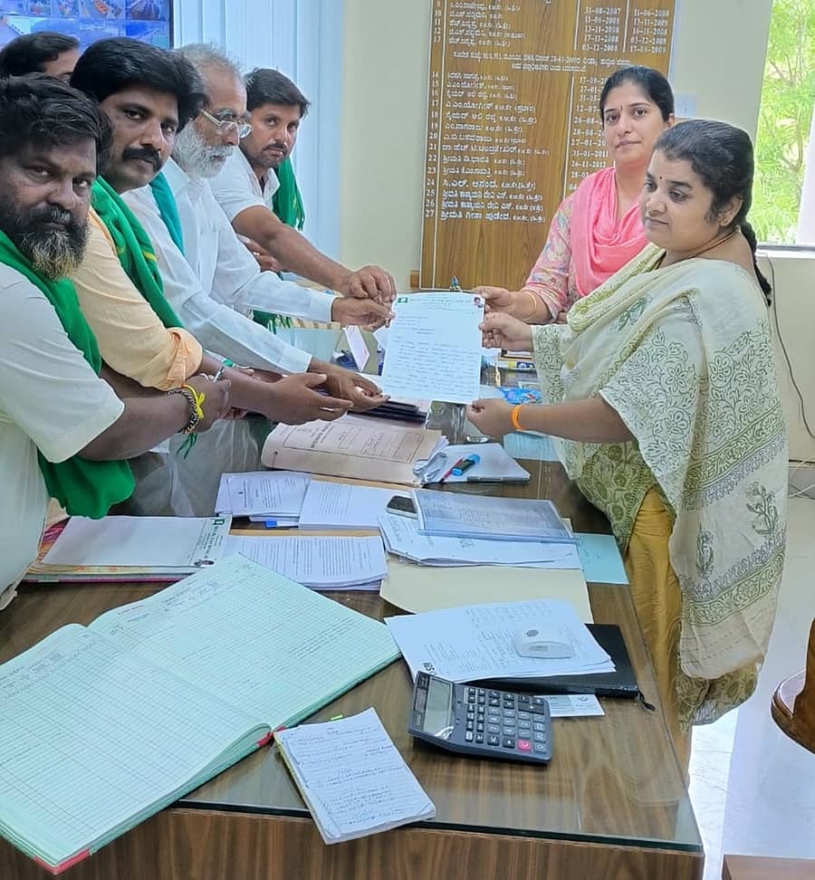 ಬರ ಹಾಗೂ ಗಾಳಿ ಮಳೆಯಿಂದ ಆಗಿರುವ ಬೆಳೆ ನಷ್ಟಕ್ಕೆ ವೈಜ್ಞಾನಿಕ ಪರಿಹಾರ ನೀಡಬೇಕು ಎಂದು ಒತ್ತಾಯಿಸಿ ಹೊನ್ನೂರು ಪ್ರಕಾಶ್‌ ಹಾಗೂ ಇತರರು ಹೆಚ್ಚುವರಿ ಜಿಲ್ಲಾಧಿಕಾರಿ ಗೀತಾ ಹುಡೇದ ಅವರಿಗೆ ಮನವಿ ಮಾಡಿದರು. ಕೃಷಿ ಇಲಾಖೆ ಉಪನಿರ್ದೇಶಕಿ ಸುಷ್ಮಾ ಇದ್ದರು