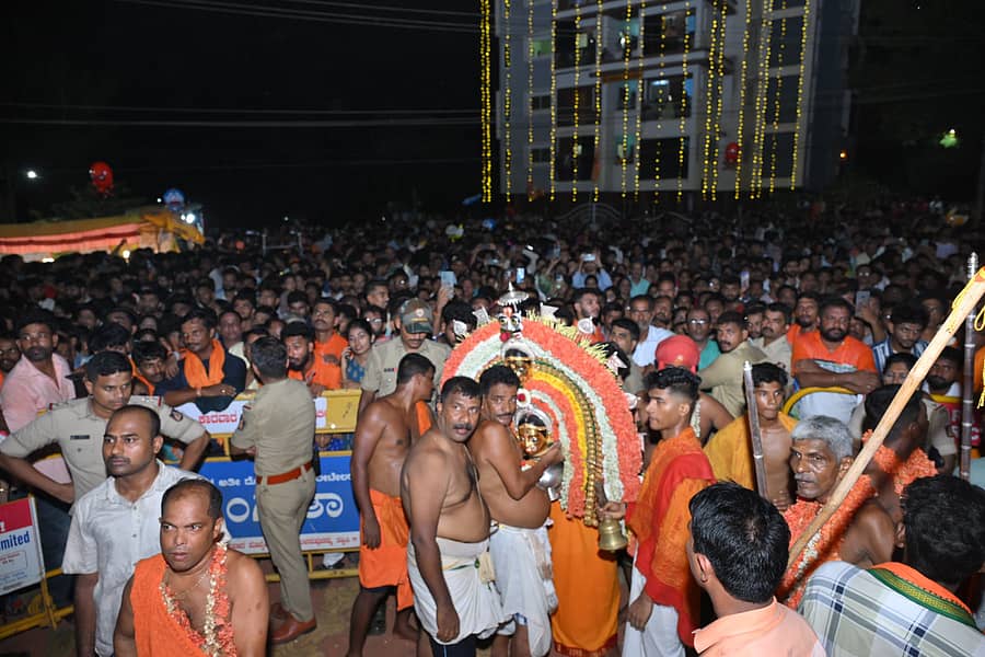 ಕಾರವಾರದ ಬಾಂಡಿಶಿಟ್ಟಾದ ರಾಟೆ ಕಟ್ಟೆಗೆ ಬಂಡಿಹಬ್ಬದ ಕಳಸ ತಂದ ವೇಳೆ ನೂರಾರು ಭಕ್ತರು ಸೇರಿದ್ದರು.