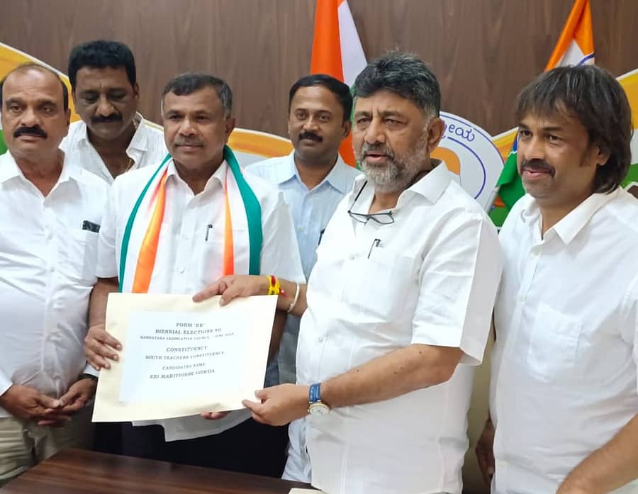 <div class="paragraphs"><p>ವಿಧಾನ ಪರಿಷತ್ನ ದಕ್ಷಿಣ ಶಿಕ್ಷಕರ ಕ್ಷೇತ್ರದ ಕಾಂಗ್ರೆಸ್ ಅಭ್ಯರ್ಥಿಯಾಗಿರುವ ಮರಿತಿಬ್ಬೇಗೌಡ ಅವರಿಗೆ ಕೆಪಿಸಿಸಿ ಅಧ್ಯಕ್ಷ ಡಿ.ಕೆ. ಶಿವಕುಮಾರ್ ಅವರು ಭಾನುವಾರ ಬಿ ಫಾರ್ಮ್ ವಿತರಿಸಿದರು. ಕೆಪಿಸಿಸಿ ಪ್ರಧಾನ ಕಾರ್ಯದರ್ಶಿ ತ್ಯಾಗರಾಜ್, ವಿಧಾನ ಪರಿಷತ್ ಸದಸ್ಯ ದಿನೇಶ್ ಗೂಳಿಗೌಡ, ಪ್ರಾಥಮಿಕ ಮತ್ತು ಪ್ರೌಢ ಶಿಕ್ಷಣ ಸಚಿವರ ಮಧು ಬಂಗಾರಪ್ಪ ಜತೆಗಿದ್ದರು </p></div>