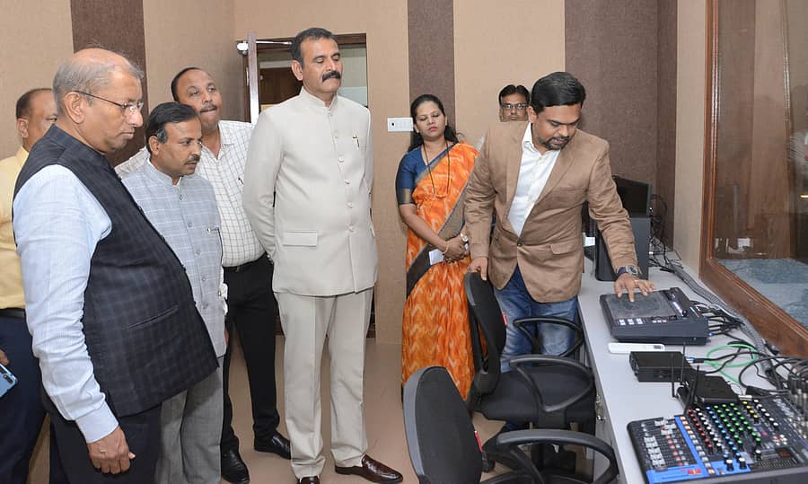 ಮೈಸೂರಿನ ಸಾತಗಳ್ಳಿಯ ವಿಟಿಯು ಪ್ರಾದೇಶಿಕ ಕಚೇರಿಯಲ್ಲಿ ಶನಿವಾರ ಉದ್ಘಾಟನೆಗೊಂಡ ಕುವೆಂಪು ಮಲ್ಟಿಮೀಡಿಯಾ ಸೆಂಟರ್ ಕಾರ್ಯಾಚರಣೆಯನ್ನು ಪ್ರೊ.ಎಸ್.ವಿದ್ಯಾಶಂಕರ್, ಪ್ರೊ.ಎನ್.ಕೆ.ಲೋಕನಾಥ್, ಬಿ.ಇ.ರಂಗಸ್ವಾಮಿ, ಟಿ.ಎನ್.ಶ್ರೀನಿವಾಸ, ಎಂ.ಎ.ಸಪ್ನಾ, ಟಿ.ಪಿ.ರೆಣುಕಾ ಮೂರ್ತಿ ವೀಕ್ಷಿಸಿದರು