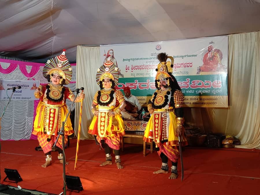 ಸಿದ್ದಾಪುರ ತಾಲ್ಲೂಕಿನ ಭಾನ್ಕುಳಿಯ ರಾಮದೇವಮಠದಲ್ಲಿ ನಡೆಯುತ್ತಿರುವ ಶಂಕರ ಪಂಚಮಿ ಉತ್ಸವದಲ್ಲಿ ‘ಧರ್ಮಾಂಗದ ದಿಗ್ವಿಜಯ’   ಪ್ರದರ್ಶನ ನಡೆಯಿತು