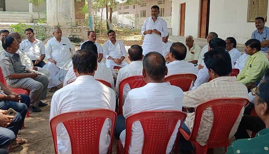 ಈಶಾನ್ಯ ಪದವೀಧರ ಕ್ಷೇತ್ರದ ಚುನಾವಣೆ ಹಿನ್ನೆಲೆಯಲ್ಲಿ ಶುಕ್ರವಾರ ಪಟ್ಟಣದಲ್ಲಿ ನಡೆದ ಖಾಸಗಿ ಶಿಕ್ಷಣ ಸಂಸ್ಥೆಗಳ ಪದಾಧಿಕಾರಿಗಳ ಸಭೆಯಲ್ಲಿ ಶಾಸಕ ಆರ್. ಬಸನಗೌಡ ತುರುವಿಹಾಳ ಮಾತನಾಡಿದರು