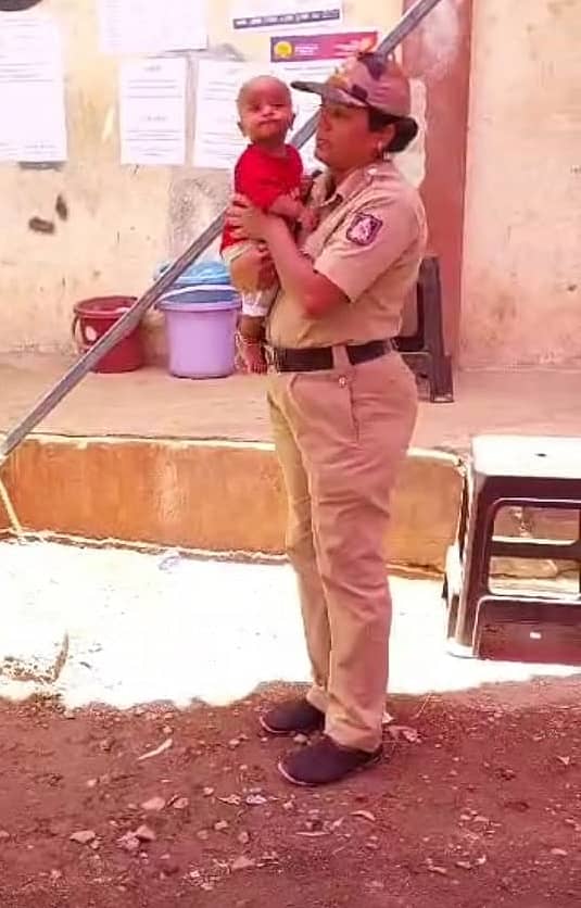 <div class="paragraphs"><p>ಬೆಳಗಾವಿಯ ಮಾಳಮಾರುತಿ ಠಾಣೆಯ ಮಹಿಳಾ ಕಾನ್ಸ್ಟೆಬಲ್ ಫಾತಿಮಾ ಅಲಿಖಾನ್ ಅವರು ಮಂಗಳವಾರ ತಮ್ಮ ಮಗುವನ್ನು ಎತ್ತಿಕೊಂಡು ಭದ್ರತಾ ಕೆಲಸ ನಿರ್ವಹಿಸಿದರು</p></div>