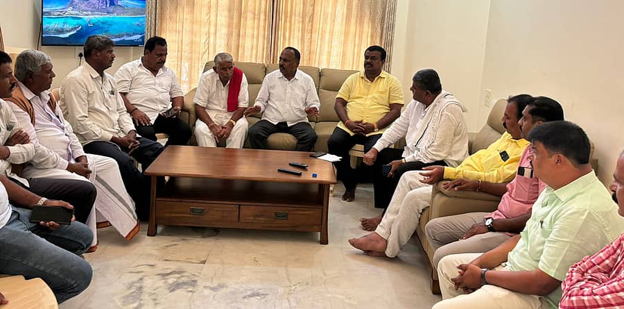 ಜೆಡಿಎಸ್ ಜಿಲ್ಲಾ ಘಟಕದ ಅಧ್ಯಕ್ಷ ಕೆ.ಎಸ್. ಲಿಂಗೇಶ್ ಅಧ್ಯಕ್ಷತೆಯಲ್ಲಿ ಹಾಸನದಲ್ಲಿ ಗುರುವಾರ ಜೆಡಿಎಸ್ ನಾಯಕರು ಸಭೆ ನಡೆಸಿದರು.