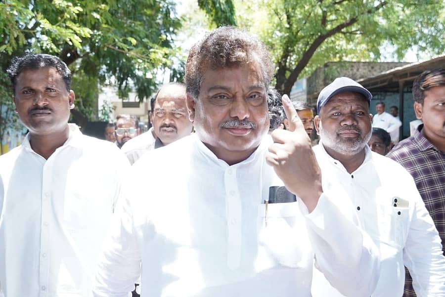 ವಿಜಯಪುರ ನಗರದ ಮದ್ದಿನ ಖಣಿಯಲ್ಲಿರುವ ಸಮನ್ವಯ ಇಂಗ್ಲಿಷ್ ಮೀಡಿಯಮ್ ಪ್ರೈಮರಿ ಸ್ಕೂಲ್‌ನಲ್ಲಿರುವ ಮತಗಟ್ಟೆ ಸಂಖ್ಯೆ 46 ರಲ್ಲಿ ಸಚಿವ ಎಂ.ಬಿ. ಪಾಟೀಲ‌ ತಮ್ಮ ಹಕ್ಕು ಚಲಾಯಿಸಿದರು 