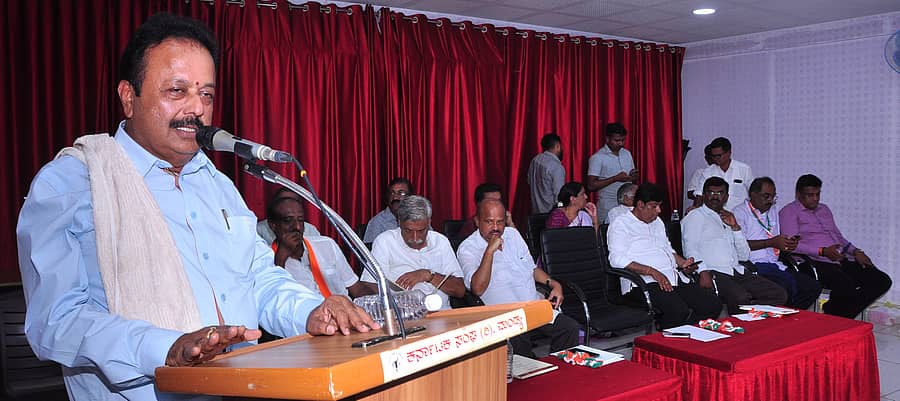 ಕೆವಿಎಸ್ ಸಭಾಂಗಣದಲ್ಲಿ ನಡೆದ ಕಾಂಗ್ರೆಸ್ ಕಾರ್ಯಕರ್ತರ ಸಭೆಯಲ್ಲಿ ಜಿಲ್ಲಾ ಉಸ್ತುವಾರಿ ಸಚಿವ ಎನ್.ಚಲುವರಾಯಸ್ವಾಮಿ ಮಾತನಾಡಿದರು. ಸಿ.ಡಿ.ಗಂಗಾಧರ್, ಬಿ.ಎಲ್.ದೇವರಾಜು, ಎಂ.ಶ್ರೀನಿವಾಸ್, ಎನ್.ಅಪ್ಪಾಜಿಗೌಡ, ಗಣಿಗ ರವಿಕುಮಾರ್ ಇದ್ದಾರೆ