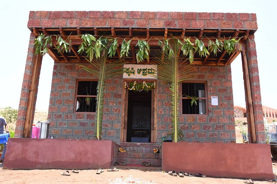 ಗ್ರಾಮೀಣ ಸೊಗಡಿನ ಸ್ಪರ್ಶದೊಂದಿಗೆ ನಿರ್ಮಿಸಿರುವ ಕೃಷಿ ಆಶ್ರಮ