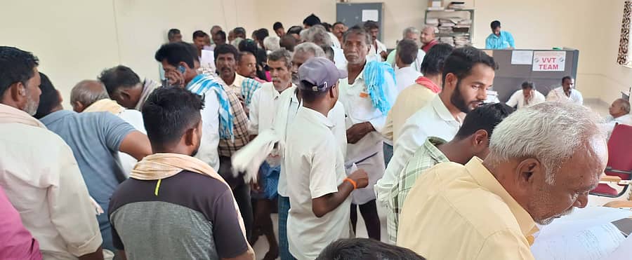 ಜಗಳೂರಿನ ತಹಶೀಲ್ದಾರ್ ಕಚೇರಿಯಲ್ಲಿ ಗುರುವಾರ ಬರ ಪರಿಹಾರ ಹಣ ಪಾವತಿಯಾಗದಿರುವ ನೂರಾರು ರೈತರು ಮಾಹಿತಿಗಾಗಿ ಮುಗಿಬಿದ್ದಿರುವ ದೃಶ್ಯ