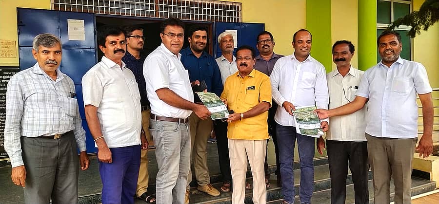 ಕೆ.ಆರ್.ನಗರ ಸರ್ಕಾರಿ ಮಹಿಳಾ ಪ್ರಥಮ ದರ್ಜೆ ಕಾಲೇಜಿನಲ್ಲಿ ದಕ್ಷಿಣ ಶಿಕ್ಷಕರ ಕ್ಷೇತ್ರದ ಎನ್.ಡಿ.ಎ ಅಭ್ಯರ್ಥಿ ಕೆ.ವಿವೇಕಾನಂದ ಪರವಾಗಿ ಕೆ.ಟಿ.ಶ್ರೀಕಂಠೇಗೌಡ ಶುಕ್ರವಾರ ಮತಯಾಚಿಸಿದರು. ಬಿ.ಟಿ.ವಿಜಯ್, ಕೆ.ಎಲ್.ರಮೇಶ್, ಮಿರ್ಲೆ ಧನಂಜಯ್, ಕೃಷ್ಣಶೆಟ್ಟಿ, ಪ್ರಶಾಂತ್ ಭಾಗವಹಿಸಿದ್ದರು