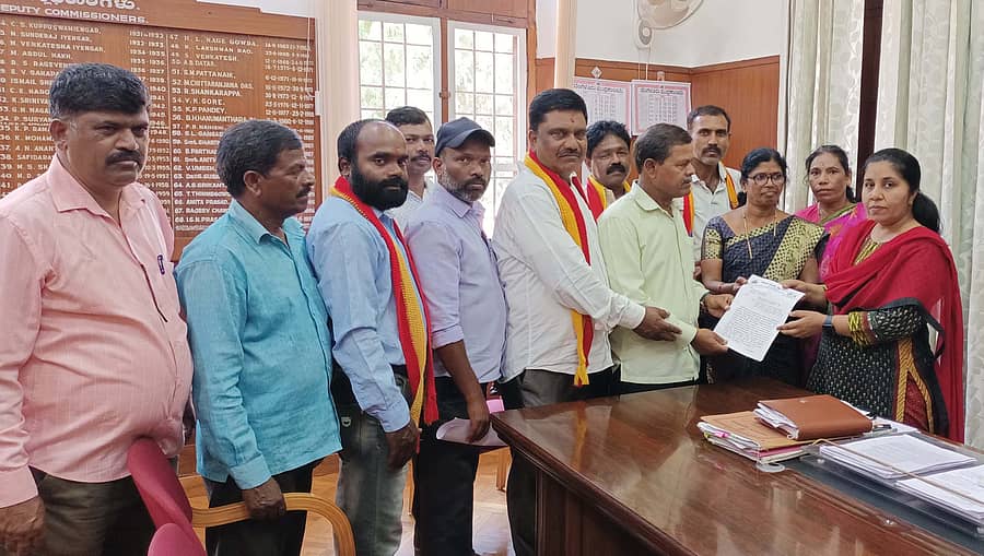 ಜಿಲ್ಲಾ ನ್ಯಾಯಾಲಯ ಕಟ್ಟಡವನ್ನು ಸ್ಥಳಾಂತರ ಮಾಡದೆ ನವೀಕರಣಗೊಳಿಸುವಂತೆ ಬಿಎಸ್ಪಿ ಹಾಗೂ ಕನ್ನಡ ಸೇನೆ ಮುಖಂಡರು ಜಿಲ್ಲಾಧಿಕಾರಿ ಮೀನಾನಾಗರಾಜ್ ಅವರಿಗೆ ಮನವಿ ಸಲ್ಲಿಸಿದರು