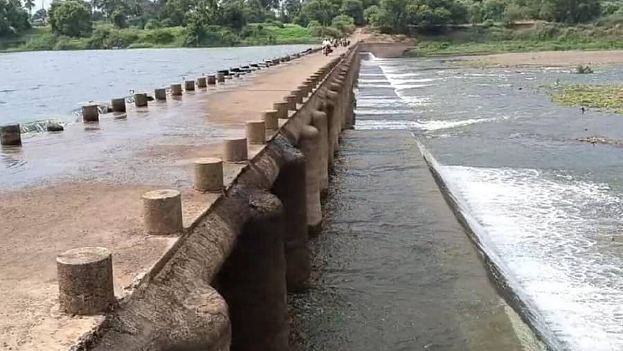 <div class="paragraphs"><p><strong>ಮಹಾರಾಷ್ಟ್ರ ರಾಜಾಪೂರೆ ಬ್ಯಾರೇಜ್ ನ ಎಲ್ಲಾ ಗೇಟ್ ಬಂದ್ ಮಾಡಿದ್ದರಿಂದ ಕರ್ನಾಟಕಕ್ಕೆ ಬರಬೇಕಿದ್ದ ನೀರು ಸಣ್ಣದಾಗಿ ಸೋರಿಕೆಯಾಗಿ ಬರುತ್ತಿದೆ.</strong></p></div>