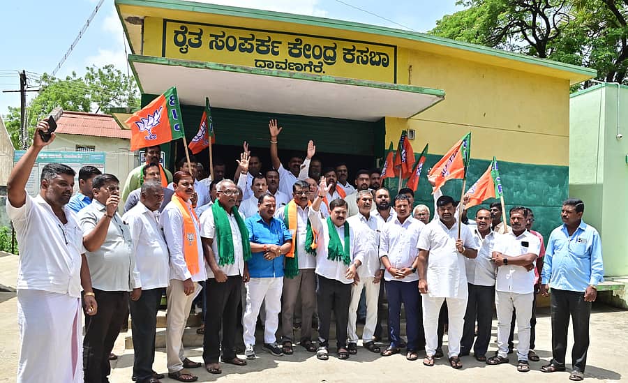 ರಾಜ್ಯ ಸರ್ಕಾರ ಬಿತ್ತನೆ ಬೀಜಗಳ ದರವನ್ನು ಹೆಚ್ಚು ಮಾಡಿದೆ ಎಂದು ಆರೋಪಿಸಿ ದಾವಣಗೆರೆ ರೈತ ಸಂಪರ್ಕ ಕೇಂದ್ರದ ಮುಂಭಾಗದಲ್ಲಿ ಬಿಜೆಪಿ ರೈತ ಮೋರ್ಚಾ ಸದಸ್ಯರು ಪ್ರತಿಭಟನೆ ನಡೆಸಿದರು –ಪ್ರಜಾವಾಣಿ ಚಿತ್ರ