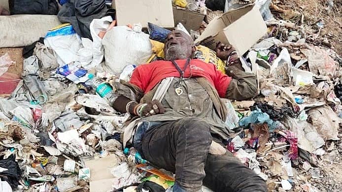 ಬಾಗೇಪಲ್ಲಿ ಪಟ್ಟಣದ ಹೊರವಲಯದ ರಾಷ್ಟ್ರೀಯ ಹೆದ್ದಾರಿ ರಸ್ತೆ–44 ರಲ್ಲಿನ ಗ್ರೀನ್ ಪಾರ್ಕ್ ಡಾಬಾ ಮುಂಭಾಗ ರಸ್ತೆಯ ಬದಿಯ ಕಸದ ರಾಶಿಯಲ್ಲಿ ವ್ಯಕ್ತಿಯೊಬ್ಬರು ವಿಶ್ರಾಂತಿ ಪಡೆಯುತ್ತಿರುವುದು