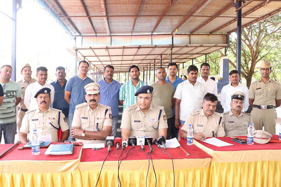 <div class="paragraphs"><p>ಮೂವರು ಆರೋಪಿಗಳ ಬಂಧನ</p></div>