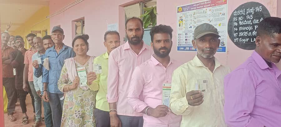 ಆನಂದಪುರ ಸಮೀಪದ ಮಲಂದೂರು ಮತಗಟ್ಟೆಯಲ್ಲಿ ಮತ ಚಲಾಯಿಸಲು ಸಾಲಿನಲ್ಲಿ ನಿಂತಿರುವ ಮತದಾರರು