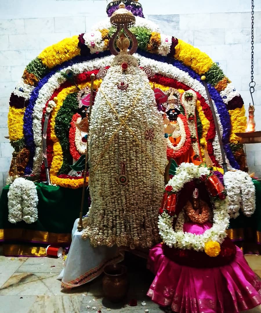 ಕರಗೋತ್ಸವ ಹಿನ್ನೆಲೆಯಲ್ಲಿ ಧರ್ಮರಾಯ ದೇವಸ್ಥಾನದಲ್ಲಿ ಕರಗ ಸಿದ್ಧಗೊಳಿಸಿರುವುದು