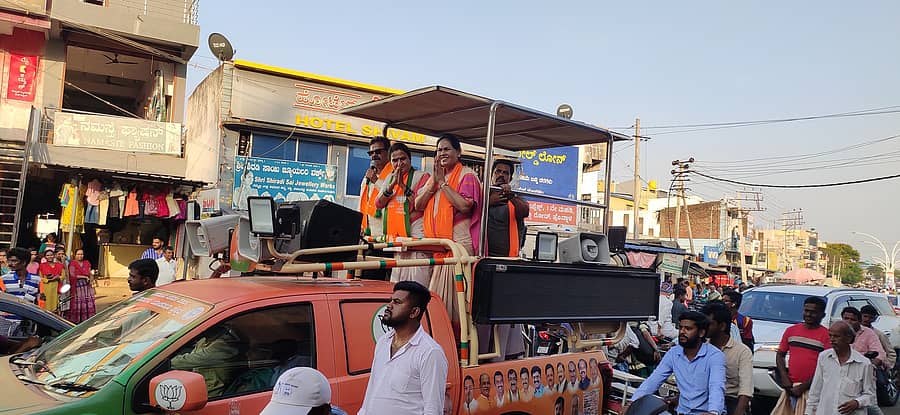 ಹೊನ್ನಾಳಿಯಲ್ಲಿ ಕೇಂದ್ರ ಸಚಿವ ಶೋಭಾ ಕರಂದ್ಲಾಜೆ ರೋಡ್ಶೋ ನಡೆಸಿದರು