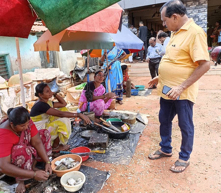 ಕುಮಟಾ ಮೀನು ಮಾರುಟ್ಟೆಯ ಹೊರಗೆ ಮೀನು ಶುಚಿಗೊಳಿಸುವ ಮಹಿಳೆಯರು ಮಳೆ, ಬಿಸಿಲಿನಿಂದ ರಕ್ಷಣೆಗೆ ತಾತ್ಕಾಲಿಕ ವ್ಯವಸ್ಥೆ ಮಾಡಿಕೊಡುವಂತೆ ಶಾಸಕ ದಿನಕರ ಶೆಟ್ಟಿ ಅವರನ್ನು ಆಗ್ರಹಿಸಿದರು