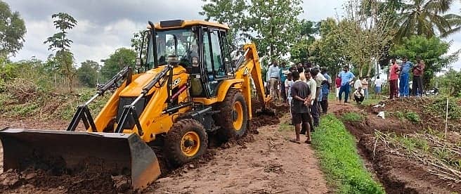 ಪಿರಿಯಾಪಟ್ಟಣ ತಾಲ್ಲೂಕಿನ ಆಲನಹಳ್ಳಿ ಗ್ರಾಮದಲ್ಲಿ ವತ್ತುವರಿಯಾಗಿದ್ದ ರಾಜಕಾಲುವೆಯನ್ನು ಗುರುವಾರ ತಾಲೂಕು ಆಡಳಿತ ತರುಗೊಳಿಸಿದ